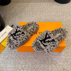 Lv驴牌新品毛拖 自留款。超温暖的感觉,穿上仿佛踩在云朵上。家具,出行满分之选。 主要他比一般的毛拖还有增高功能😂 面料 Lv驴牌新品毛拖 自留款。超温暖的感觉,穿上仿佛踩在云朵上。家具,出行满分之选。 主要他比一般的毛拖还有增高功能😂 面料