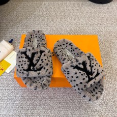 Lv驴牌新品毛拖 自留款。超温暖的感觉,穿上仿佛踩在云朵上。家具,出行满分之选。 主要他比一般的毛拖还有增高功能😂 面料 Lv驴牌新品毛拖 自留款。超温暖的感觉,穿上仿佛踩在云朵上。家具,出行满分之选。 主要他比一般的毛拖还有增高功能😂 面料
