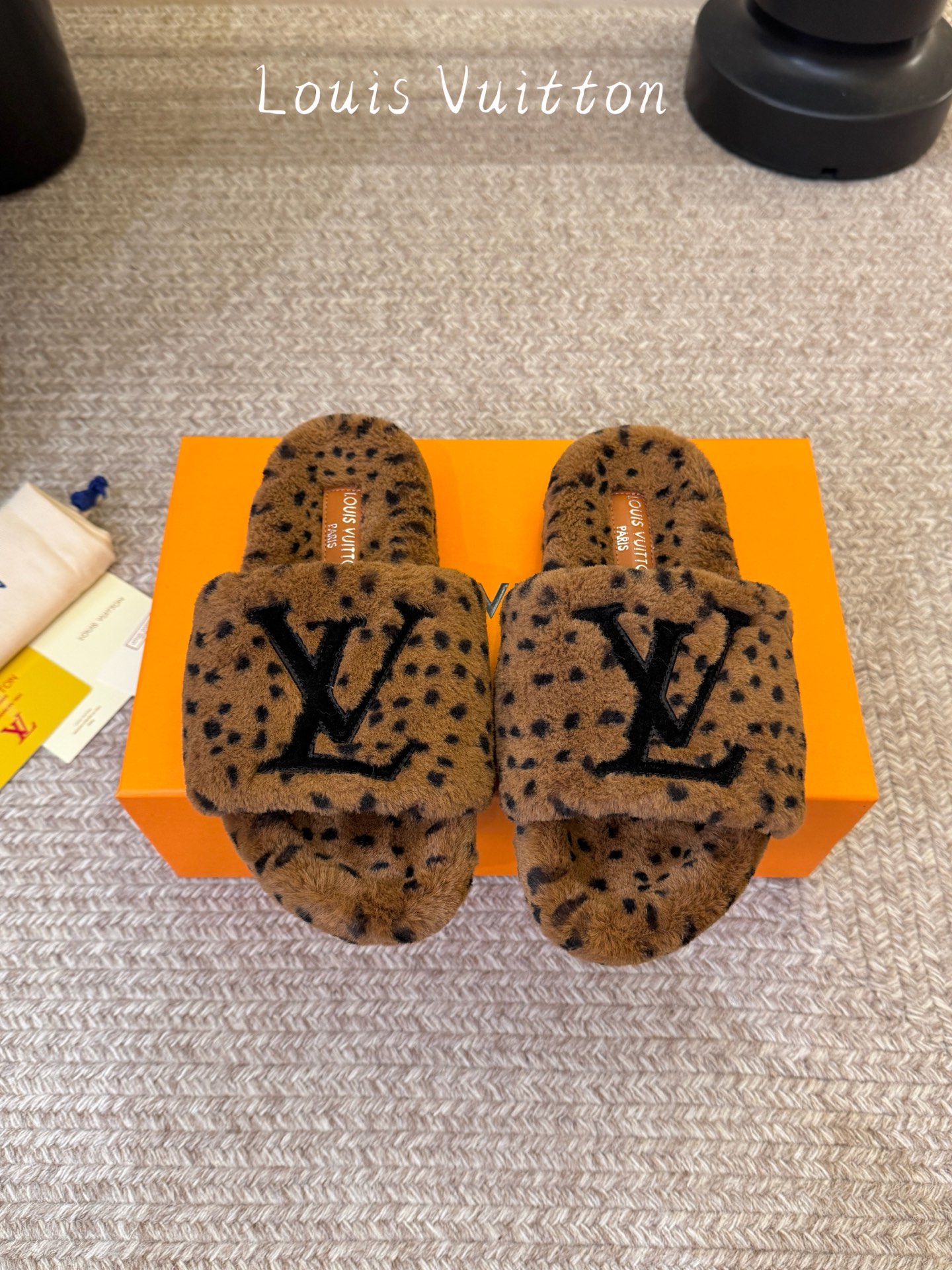 Lv驴牌新品毛拖 自留款。超温暖的感觉，穿上仿佛踩在云朵上。家具，出行满分之选。 主要他比一般的毛拖还有增高功能😂 面料