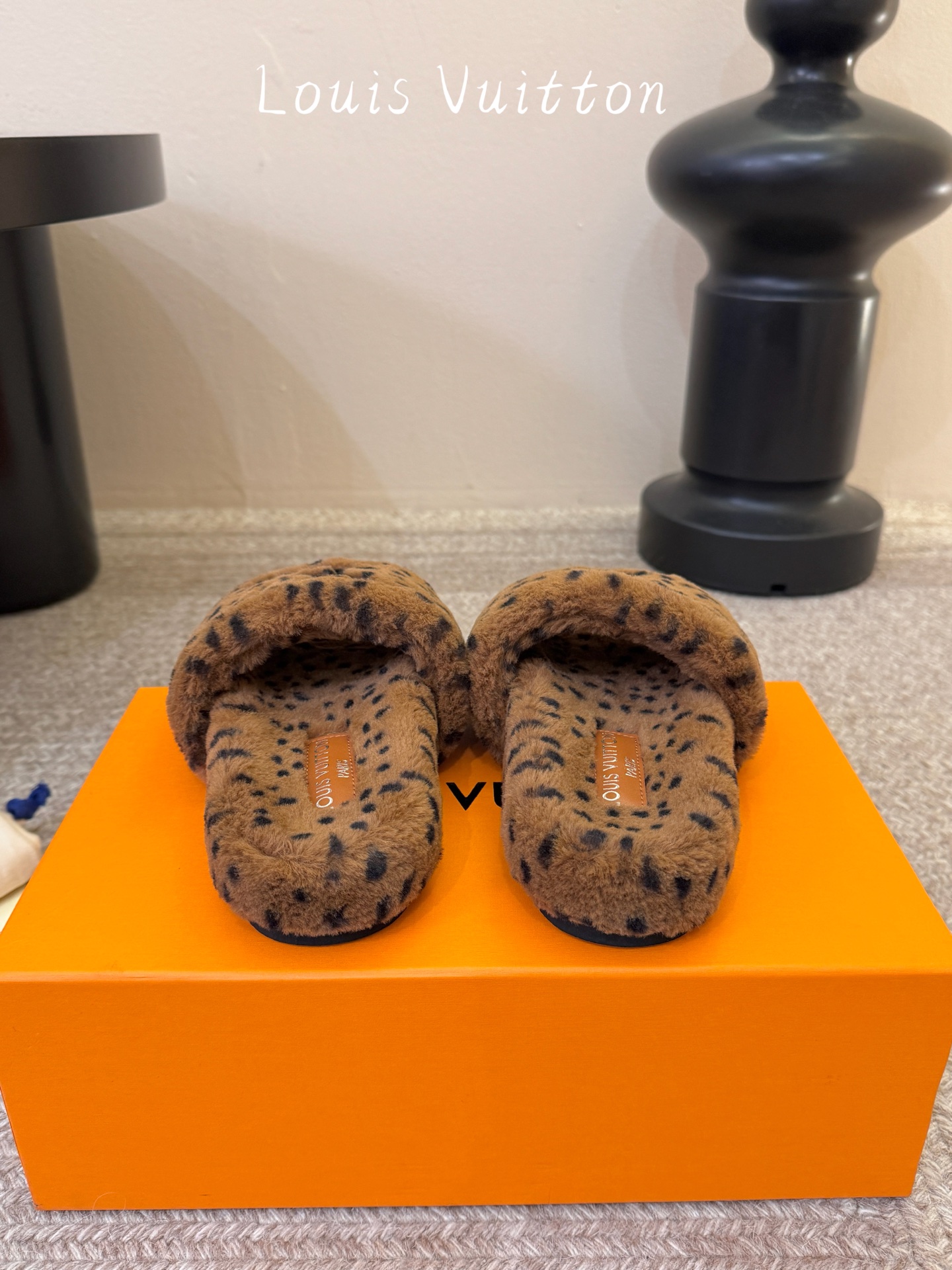 Lv驴牌新品毛拖 自留款。超温暖的感觉，穿上仿佛踩在云朵上。家具，出行满分之选。 主要他比一般的毛拖还有增高功能😂 面料