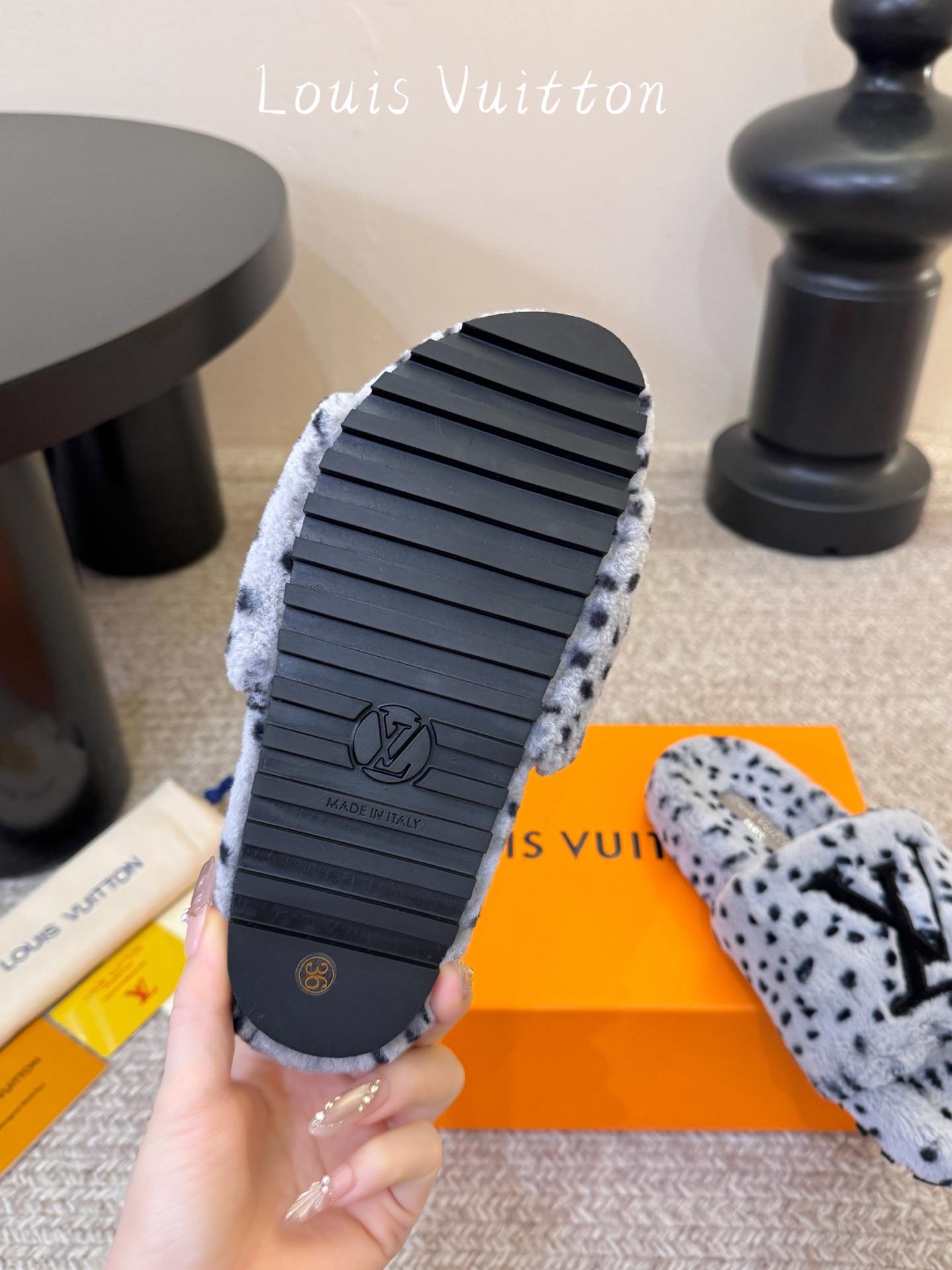 Lv驴牌新品毛拖 自留款。超温暖的感觉，穿上仿佛踩在云朵上。家具，出行满分之选。 主要他比一般的毛拖还有增高功能😂 面料