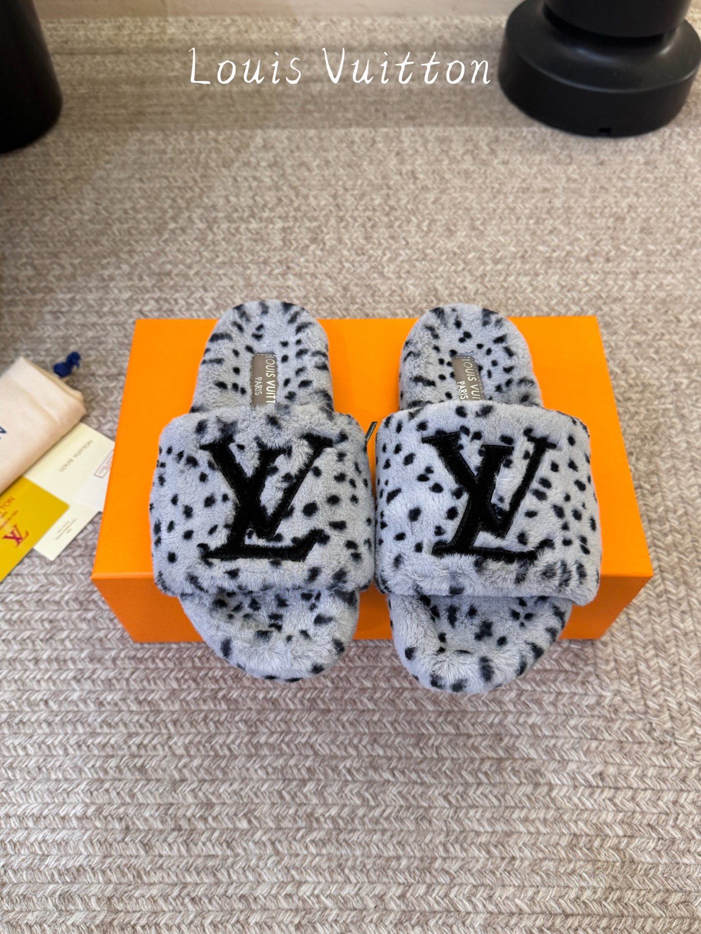 Lv驴牌新品毛拖 自留款。超温暖的感觉，穿上仿佛踩在云朵上。家具，出行满分之选。 主要他比一般的毛拖还有增高功能😂 面料