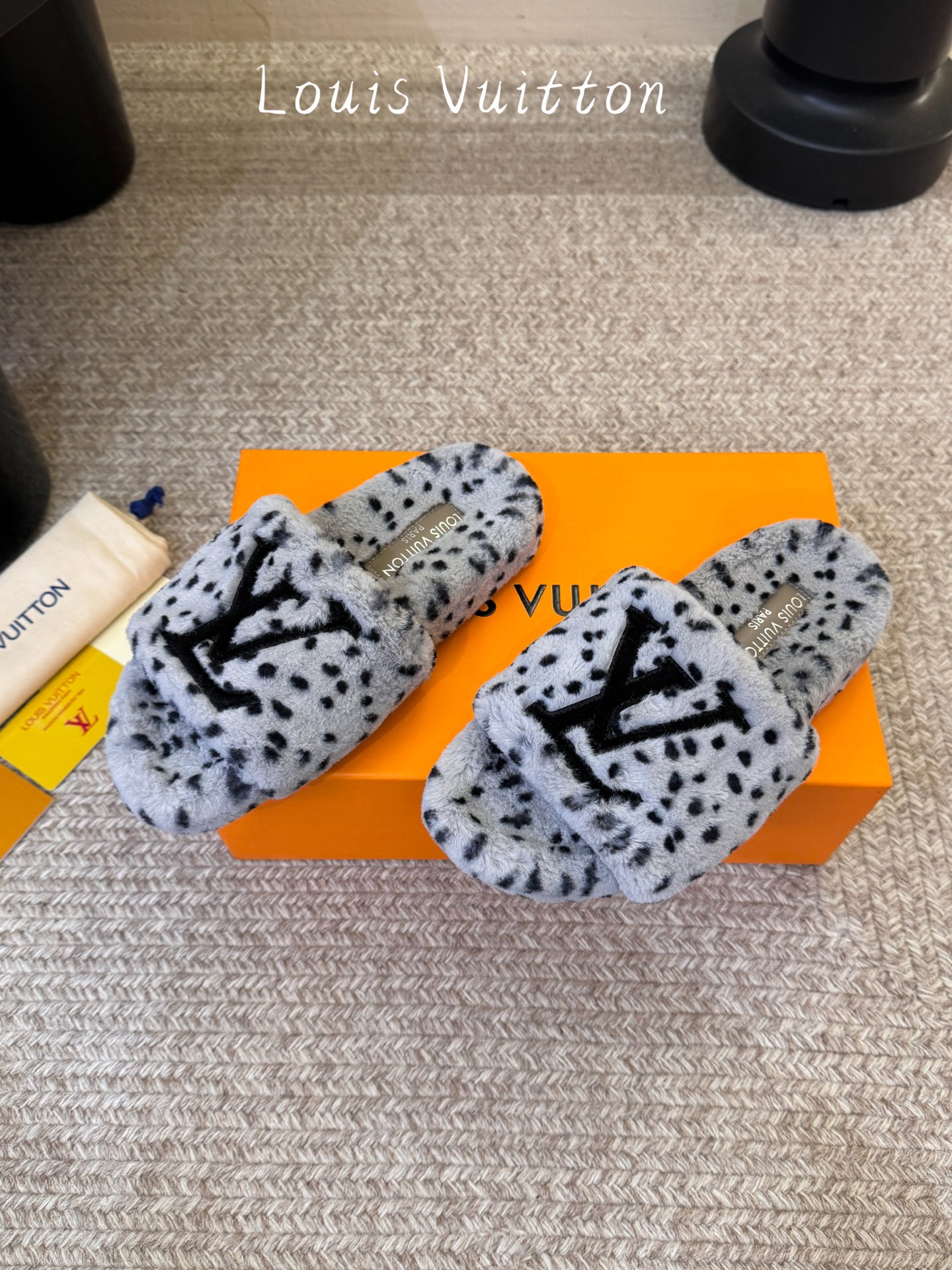 Lv驴牌新品毛拖 自留款。超温暖的感觉，穿上仿佛踩在云朵上。家具，出行满分之选。 主要他比一般的毛拖还有增高功能😂 面料