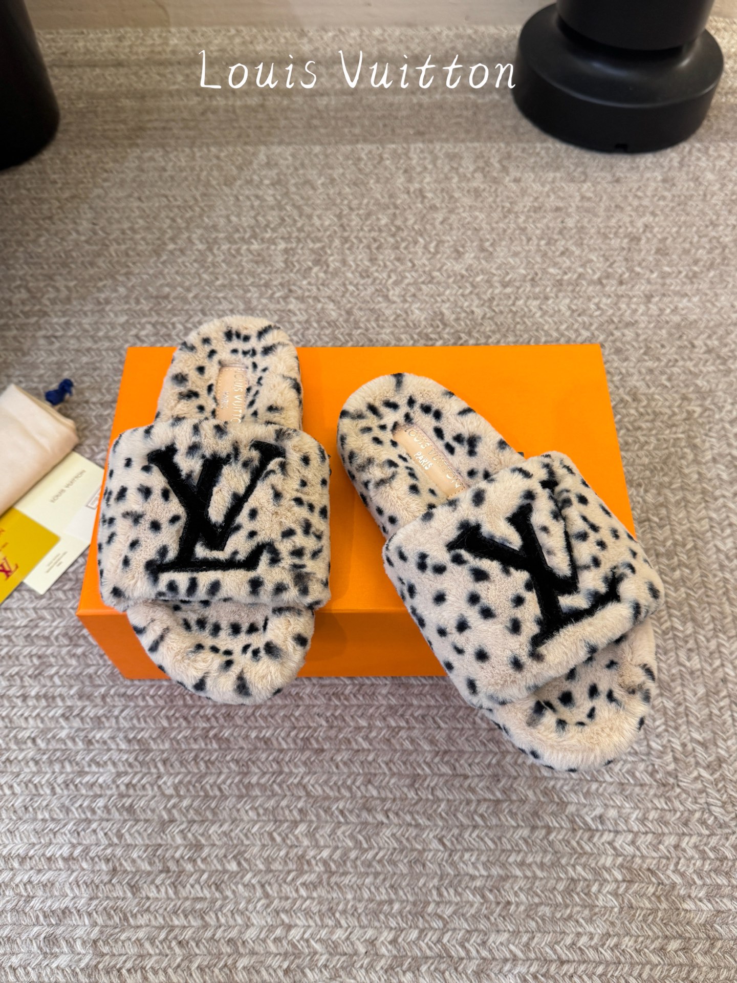 Lv驴牌新品毛拖 自留款。超温暖的感觉，穿上仿佛踩在云朵上。家具，出行满分之选。 主要他比一般的毛拖还有增高功能😂 面料
