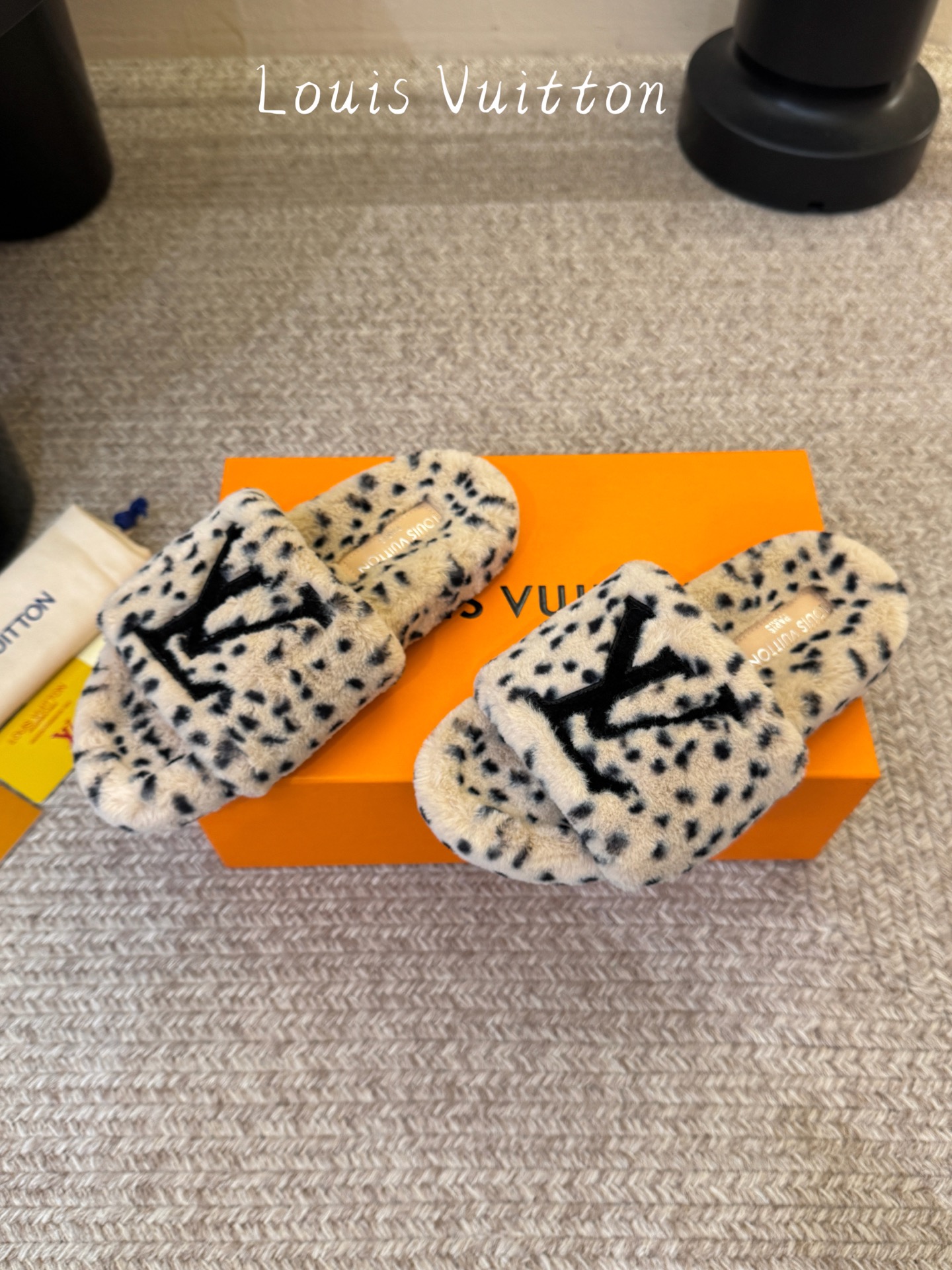 Lv驴牌新品毛拖 自留款。超温暖的感觉，穿上仿佛踩在云朵上。家具，出行满分之选。 主要他比一般的毛拖还有增高功能😂 面料
