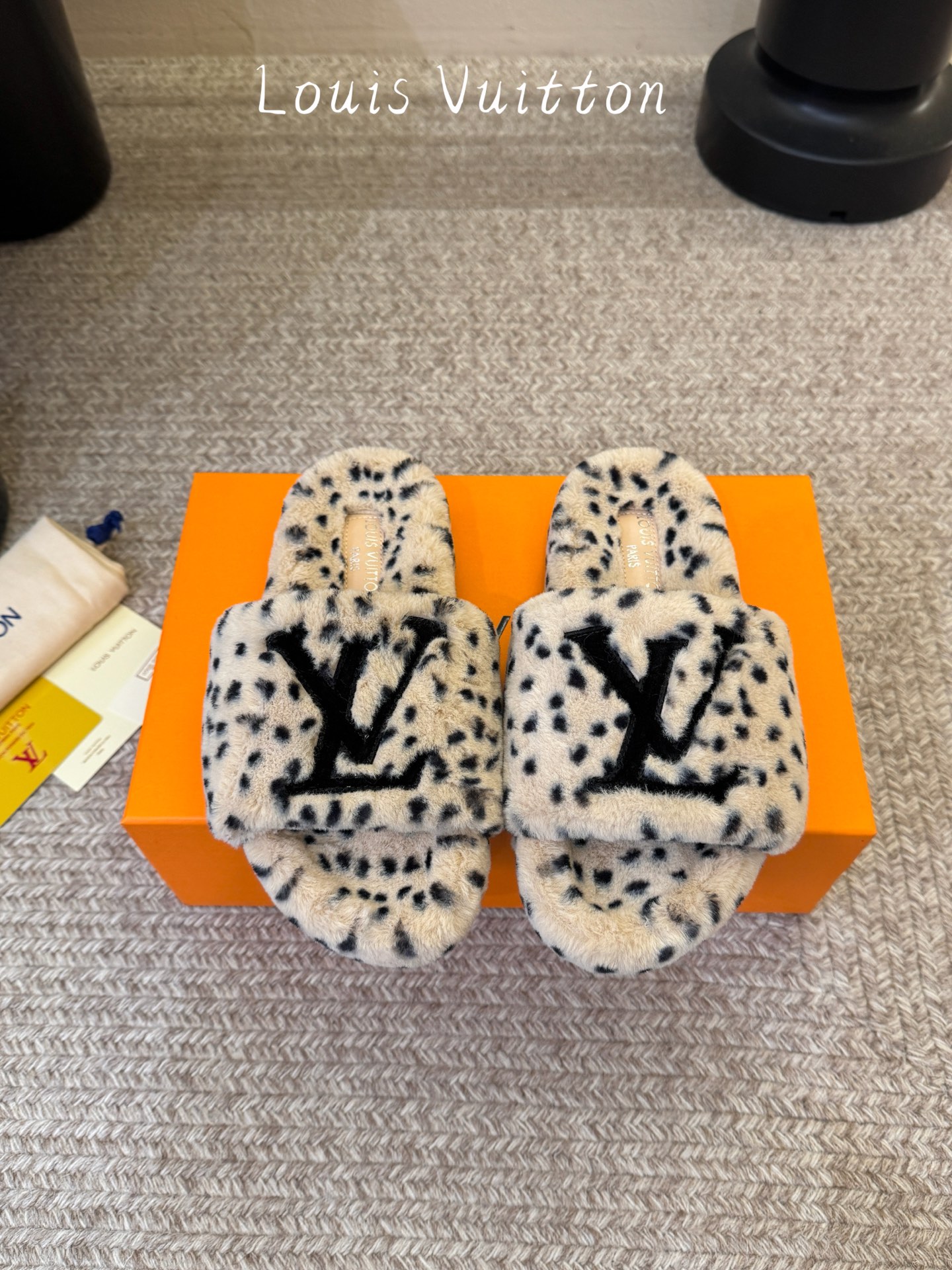 Lv驴牌新品毛拖 自留款。超温暖的感觉，穿上仿佛踩在云朵上。家具，出行满分之选。 主要他比一般的毛拖还有增高功能😂 面料