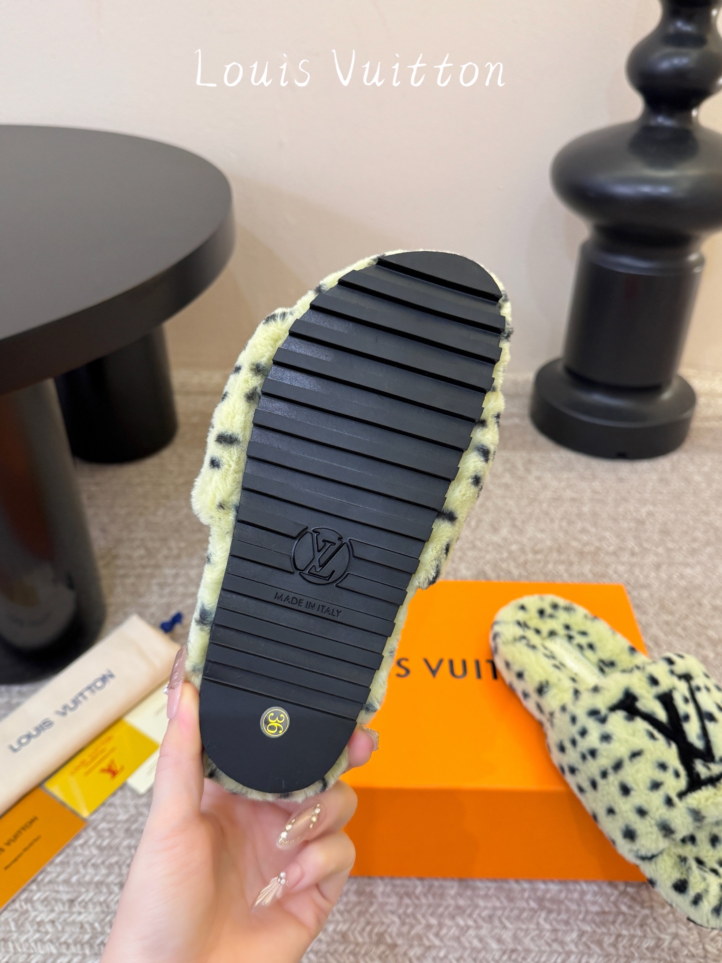 Lv驴牌新品毛拖 自留款。超温暖的感觉，穿上仿佛踩在云朵上。家具，出行满分之选。 主要他比一般的毛拖还有增高功能😂 面料