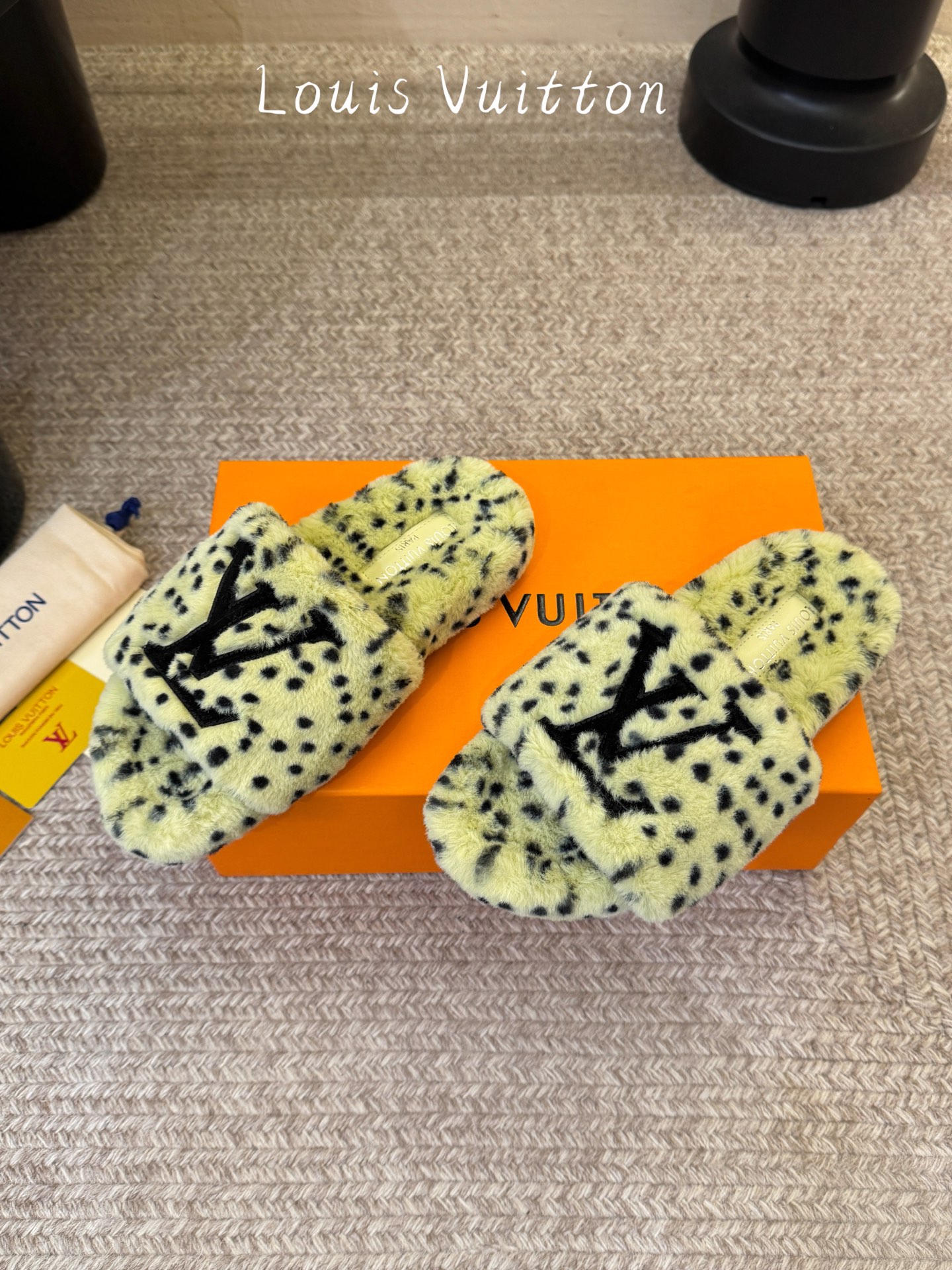 Lv驴牌新品毛拖 自留款。超温暖的感觉，穿上仿佛踩在云朵上。家具，出行满分之选。 主要他比一般的毛拖还有增高功能😂 面料