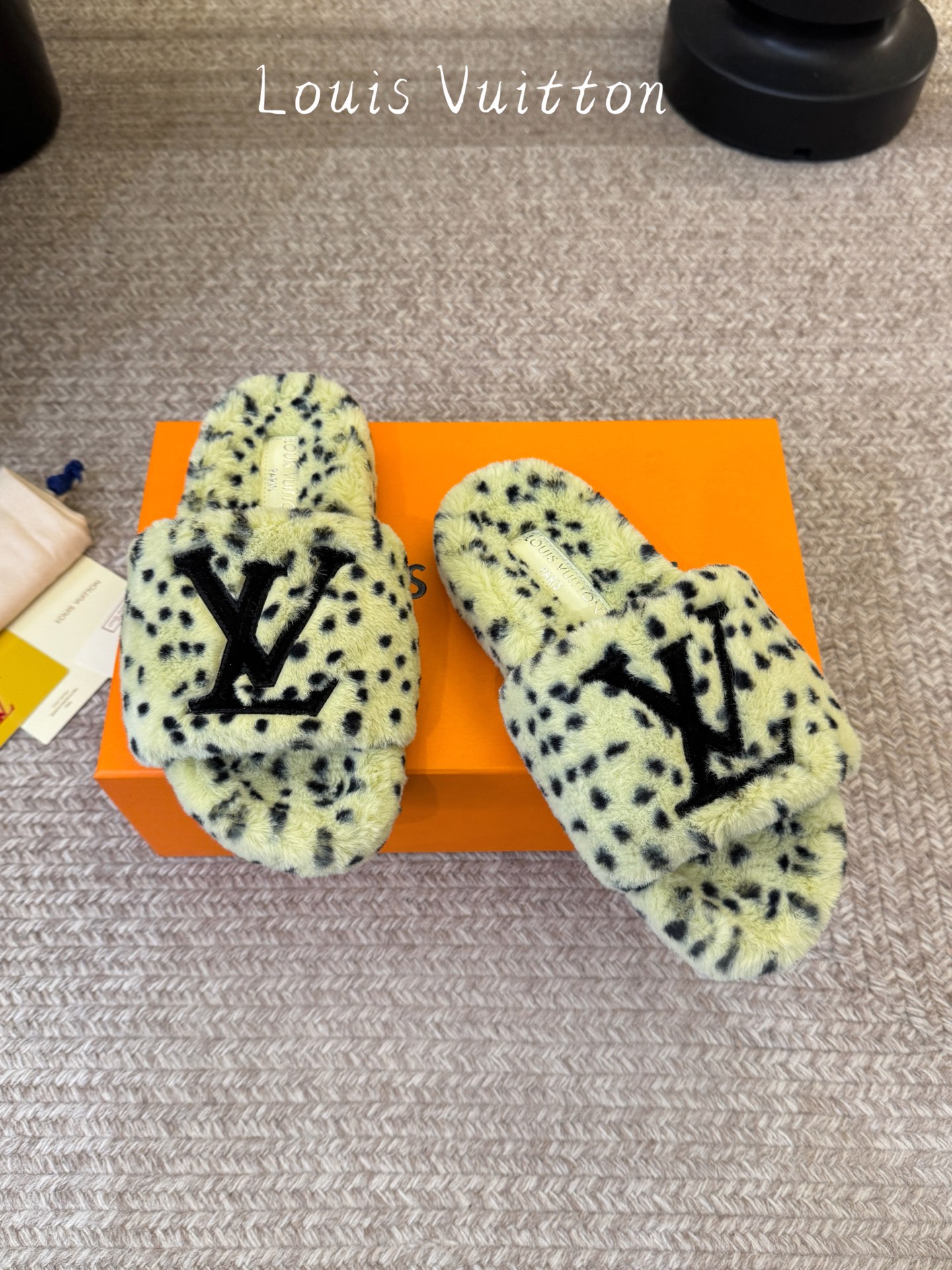 Lv驴牌新品毛拖 自留款。超温暖的感觉，穿上仿佛踩在云朵上。家具，出行满分之选。 主要他比一般的毛拖还有增高功能😂 面料