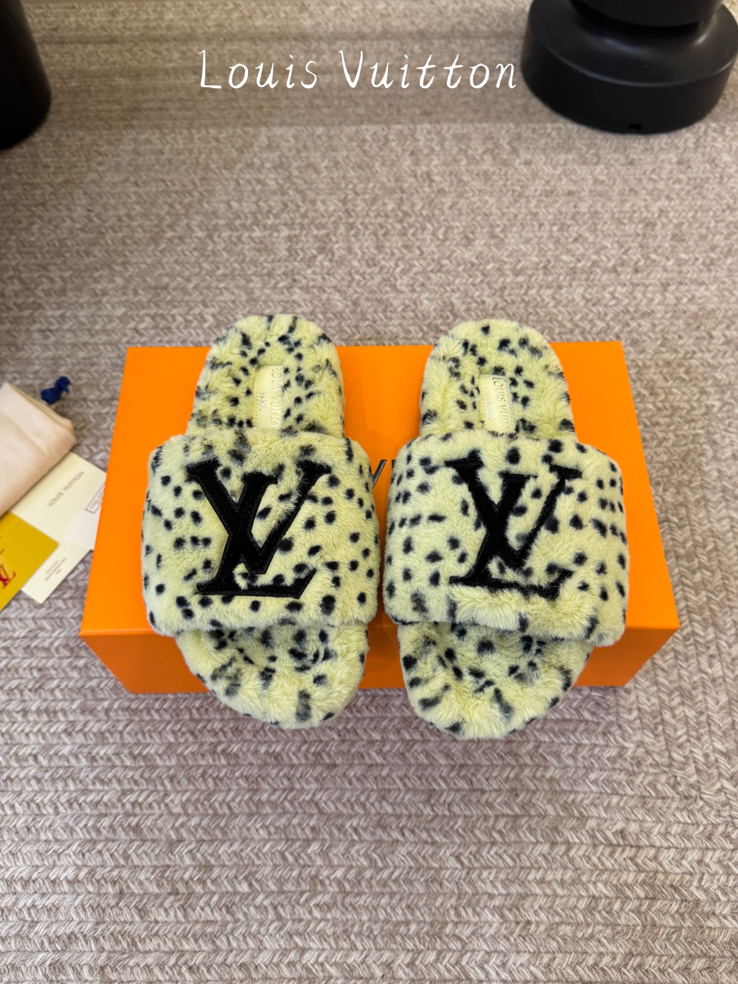 Lv驴牌新品毛拖 自留款。超温暖的感觉，穿上仿佛踩在云朵上。家具，出行满分之选。 主要他比一般的毛拖还有增高功能😂 面料