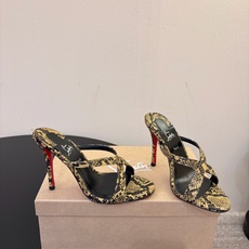 Christian Louboutin | 2026s𝐒原版CL全新秀款高跟鞋~ 时装红底凉鞋 新款红底金属跟火红玫瑰 Christian Louboutin | 2026s𝐒原版CL全新秀款高跟鞋~ 时装红底凉鞋 新款红底金属跟火红玫瑰