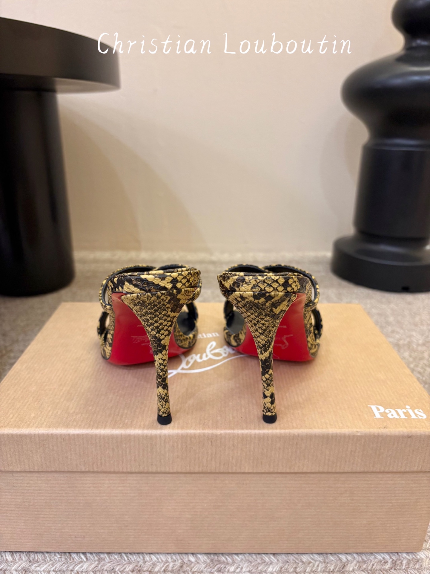 Christian Louboutin | 2026s𝐒原版CL全新秀款高跟鞋~ 时装红底凉鞋 新款红底金属跟火红玫瑰 Christian Louboutin | 2026s𝐒原版CL全新秀款高跟鞋~ 时装红底凉鞋 新款红底金属跟火红玫瑰