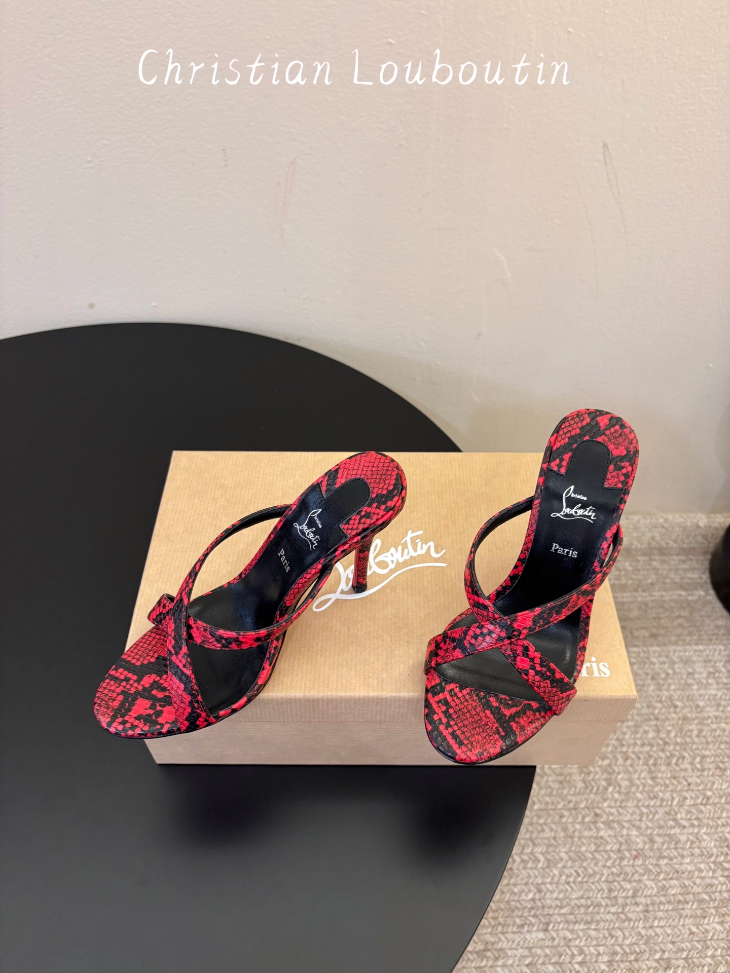 Christian Louboutin | 2026s𝐒原版CL全新秀款高跟鞋~ 时装红底凉鞋 新款红底金属跟火红玫瑰 Christian Louboutin | 2026s𝐒原版CL全新秀款高跟鞋~ 时装红底凉鞋 新款红底金属跟火红玫瑰