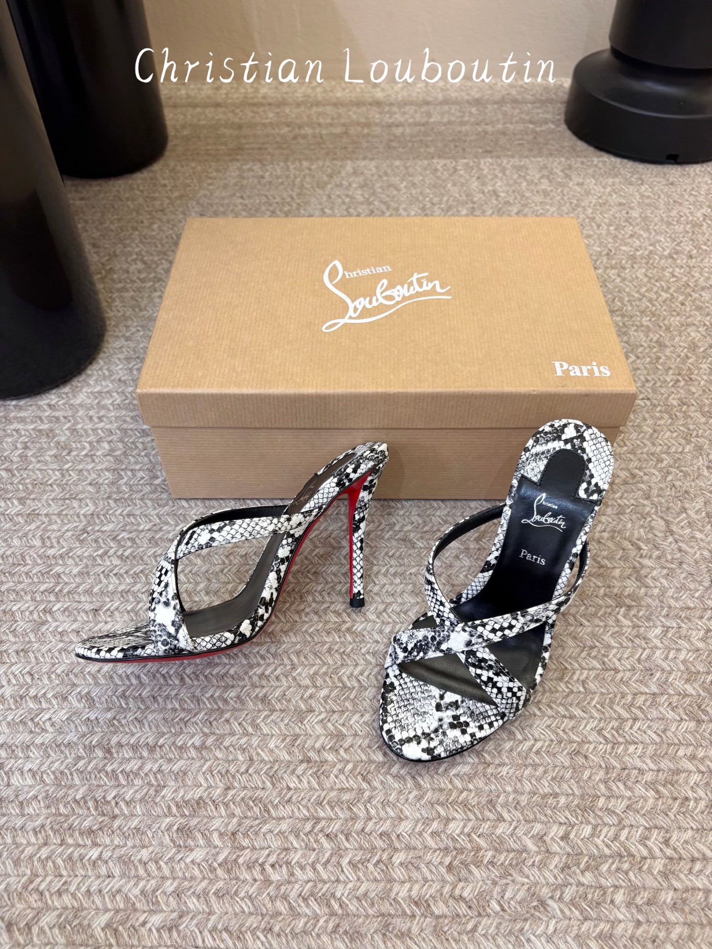 Christian Louboutin | 2026s𝐒原版CL全新秀款高跟鞋~ 时装红底凉鞋 新款红底金属跟火红玫瑰 Christian Louboutin | 2026s𝐒原版CL全新秀款高跟鞋~ 时装红底凉鞋 新款红底金属跟火红玫瑰