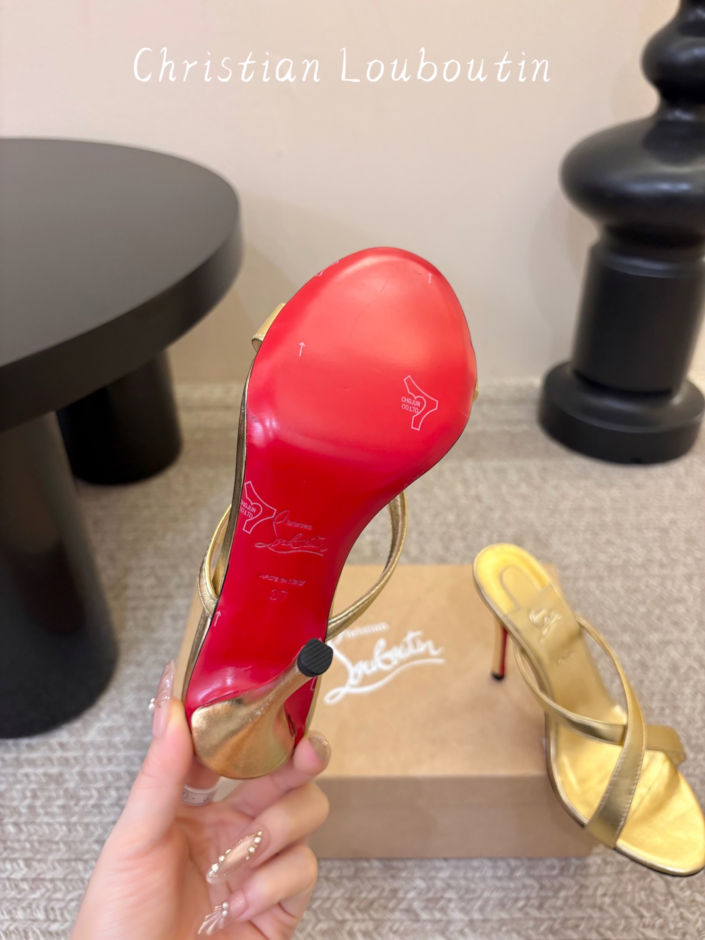 Christian Louboutin | 2026s𝐒原版CL全新秀款高跟鞋~ 时装红底凉鞋 新款红底金属跟火红玫瑰 Christian Louboutin | 2026s𝐒原版CL全新秀款高跟鞋~ 时装红底凉鞋 新款红底金属跟火红玫瑰