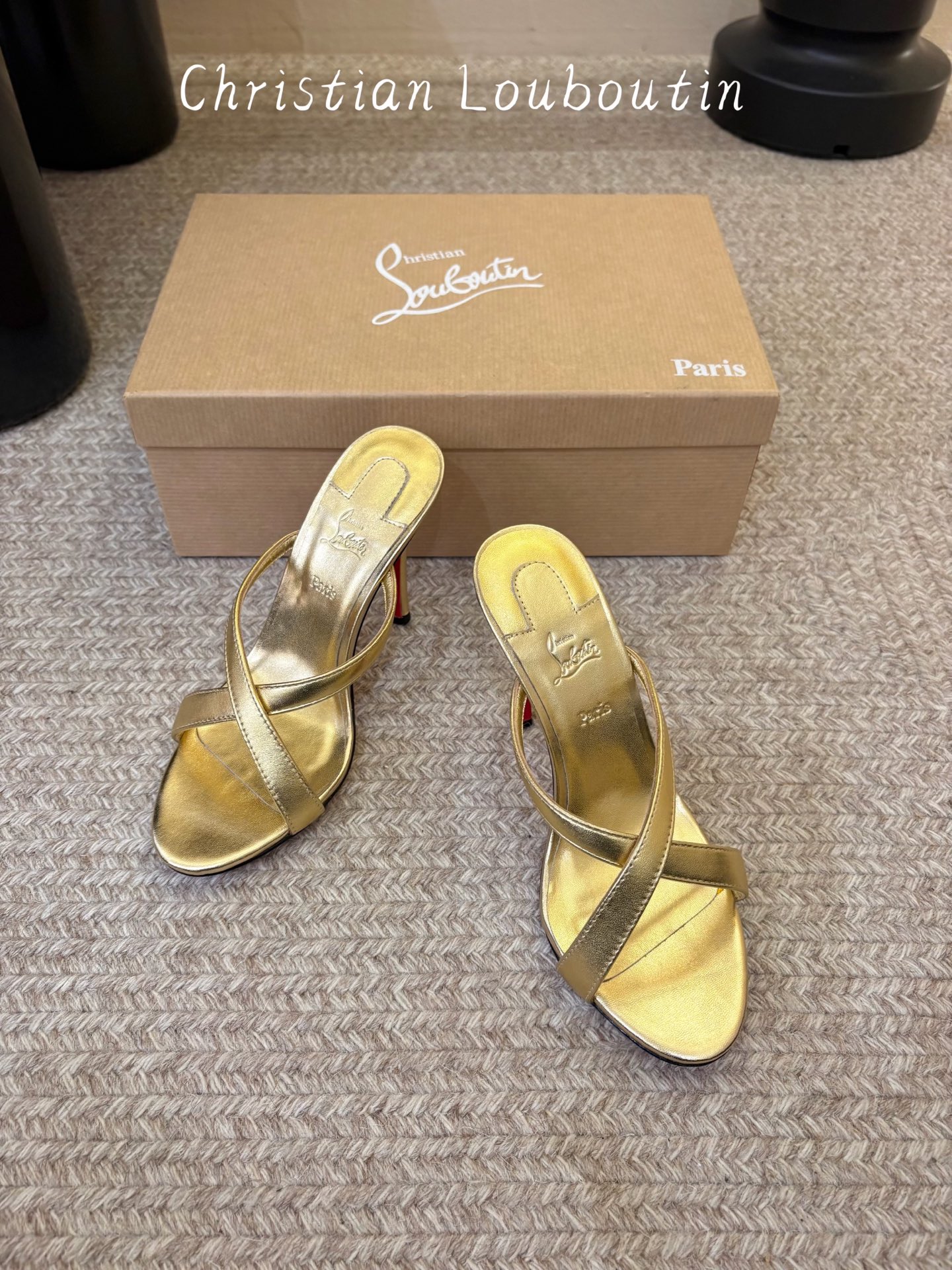 Christian Louboutin | 2026s𝐒原版CL全新秀款高跟鞋~ 时装红底凉鞋 新款红底金属跟火红玫瑰 Christian Louboutin | 2026s𝐒原版CL全新秀款高跟鞋~ 时装红底凉鞋 新款红底金属跟火红玫瑰