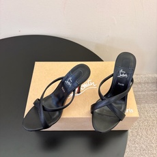 Christian Louboutin | 2026s𝐒原版CL全新秀款高跟鞋~ 时装红底凉鞋 新款红底金属跟火红玫瑰 Christian Louboutin | 2026s𝐒原版CL全新秀款高跟鞋~ 时装红底凉鞋 新款红底金属跟火红玫瑰
