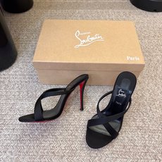 Christian Louboutin | 2026s𝐒原版CL全新秀款高跟鞋~ 时装红底凉鞋 新款红底金属跟火红玫瑰 Christian Louboutin | 2026s𝐒原版CL全新秀款高跟鞋~ 时装红底凉鞋 新款红底金属跟火红玫瑰