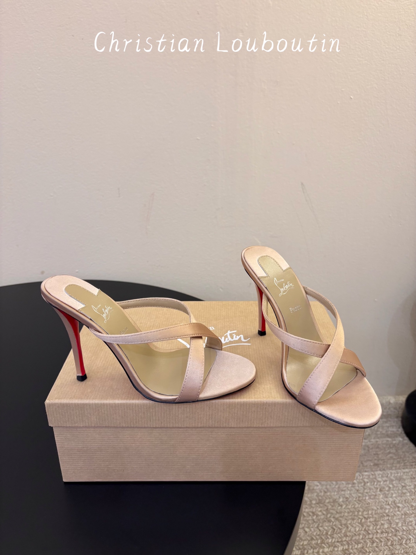 Christian Louboutin | 2026s𝐒原版CL全新秀款高跟鞋~ 时装红底凉鞋 新款红底金属跟火红玫瑰 Christian Louboutin | 2026s𝐒原版CL全新秀款高跟鞋~ 时装红底凉鞋 新款红底金属跟火红玫瑰