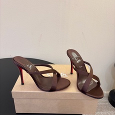 Christian Louboutin | 2026s𝐒原版CL全新秀款高跟鞋~ 时装红底凉鞋 新款红底金属跟火红玫瑰 Christian Louboutin | 2026s𝐒原版CL全新秀款高跟鞋~ 时装红底凉鞋 新款红底金属跟火红玫瑰
