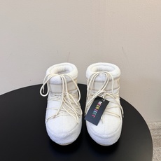 Moon Boot2026vs秋冬季爆款雪地靴系列…… 【情侣亲子月亮雪地靴】 忘了UGG吧,时髦人都在穿Moon B Moon Boot2026vs秋冬季爆款雪地靴系列…… 【情侣亲子月亮雪地靴】 忘了UGG吧,时髦人都在穿Moon B