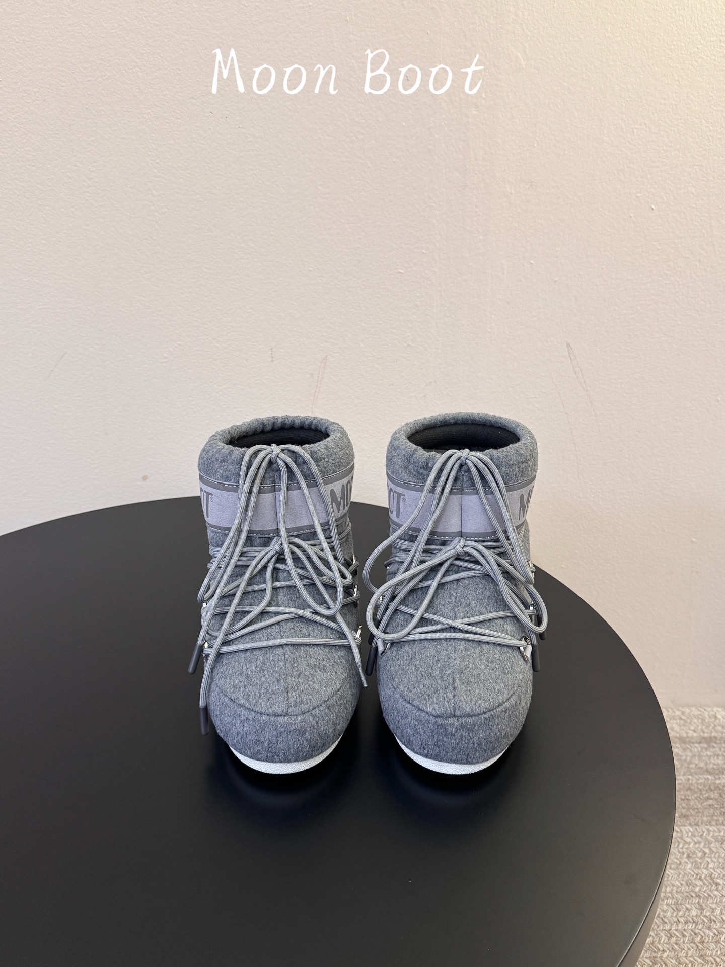 Moon Boot2026vs秋冬季爆款雪地靴系列…… 【情侣亲子月亮雪地靴】 忘了UGG吧,时髦人都在穿Moon B Moon Boot2026vs秋冬季爆款雪地靴系列…… 【情侣亲子月亮雪地靴】 忘了UGG吧,时髦人都在穿Moon B