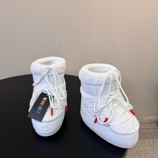 Moon Boot2026vs秋冬季爆款雪地靴系列…… 【情侣亲子月亮雪地靴】 忘了UGG吧,时髦人都在穿Moon B Moon Boot2026vs秋冬季爆款雪地靴系列…… 【情侣亲子月亮雪地靴】 忘了UGG吧,时髦人都在穿Moon B