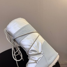 Moon Boot2026vs秋冬季爆款雪地靴系列…… 【情侣亲子月亮雪地靴】 忘了UGG吧,时髦人都在穿Moon B Moon Boot2026vs秋冬季爆款雪地靴系列…… 【情侣亲子月亮雪地靴】 忘了UGG吧,时髦人都在穿Moon B