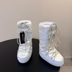 Moon Boot2026vs秋冬季爆款雪地靴系列…… 【情侣亲子月亮雪地靴】 忘了UGG吧,时髦人都在穿Moon B Moon Boot2026vs秋冬季爆款雪地靴系列…… 【情侣亲子月亮雪地靴】 忘了UGG吧,时髦人都在穿Moon B