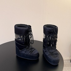 Moon Boot2026vs秋冬季爆款雪地靴系列…… 【情侣亲子月亮雪地靴】 忘了UGG吧,时髦人都在穿Moon B Moon Boot2026vs秋冬季爆款雪地靴系列…… 【情侣亲子月亮雪地靴】 忘了UGG吧,时髦人都在穿Moon B