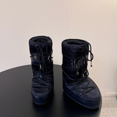 Moon Boot2026vs秋冬季爆款雪地靴系列…… 【情侣亲子月亮雪地靴】 忘了UGG吧,时髦人都在穿Moon B Moon Boot2026vs秋冬季爆款雪地靴系列…… 【情侣亲子月亮雪地靴】 忘了UGG吧,时髦人都在穿Moon B