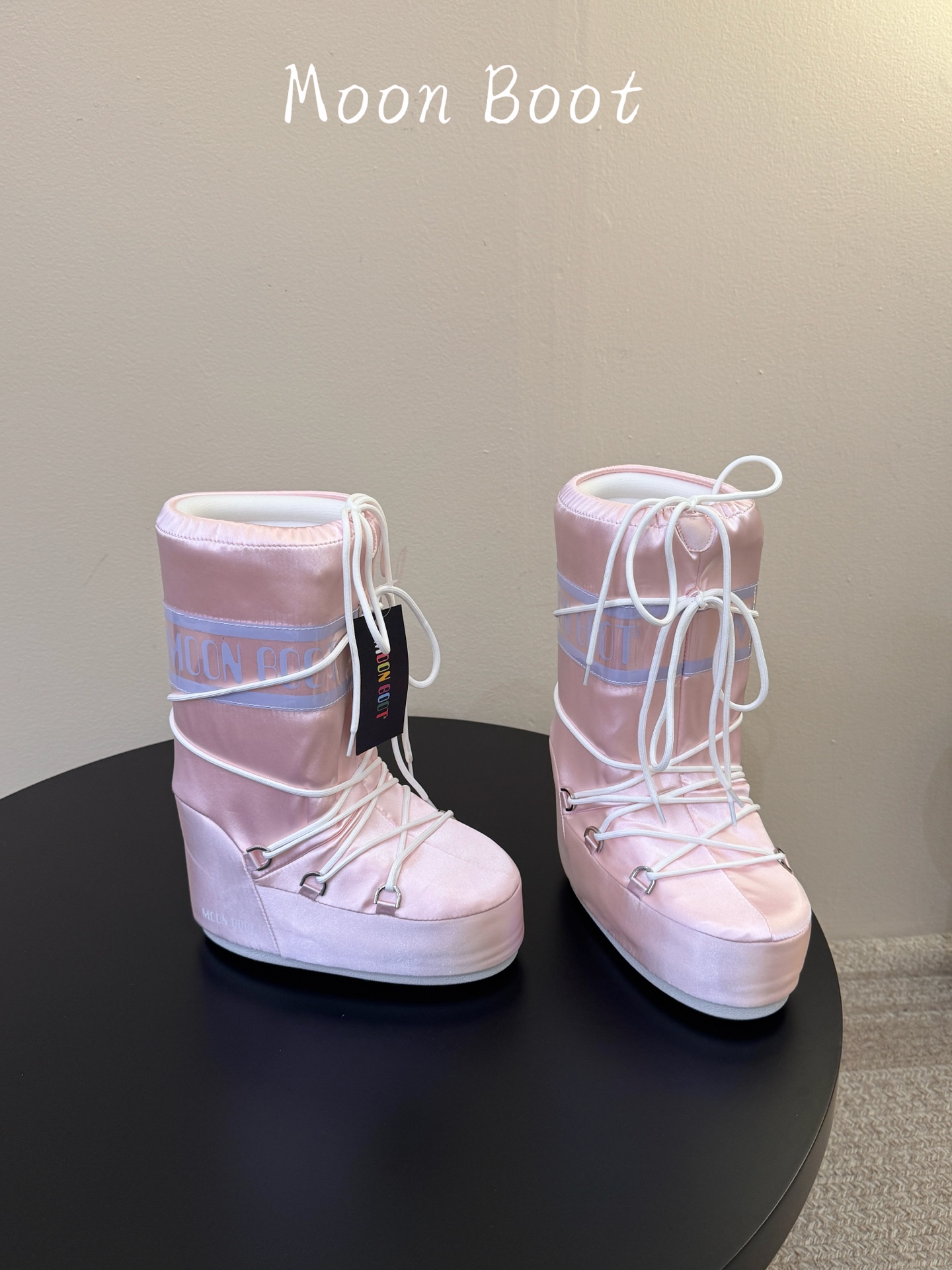 Moon Boot2026vs秋冬季爆款雪地靴系列…… 【情侣亲子月亮雪地靴】 忘了UGG吧,时髦人都在穿Moon B Moon Boot2026vs秋冬季爆款雪地靴系列…… 【情侣亲子月亮雪地靴】 忘了UGG吧,时髦人都在穿Moon B
