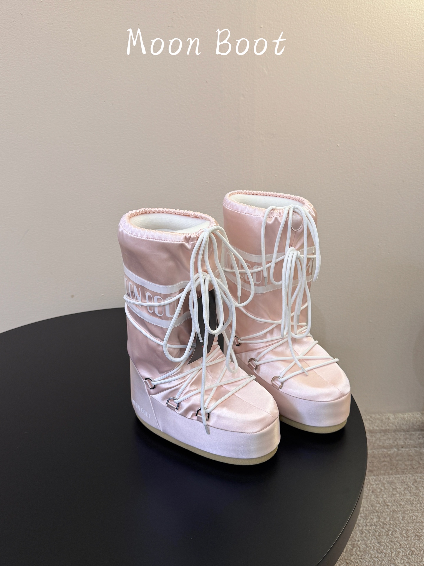 Moon Boot2026vs秋冬季爆款雪地靴系列…… 【情侣亲子月亮雪地靴】 忘了UGG吧,时髦人都在穿Moon B Moon Boot2026vs秋冬季爆款雪地靴系列…… 【情侣亲子月亮雪地靴】 忘了UGG吧,时髦人都在穿Moon B