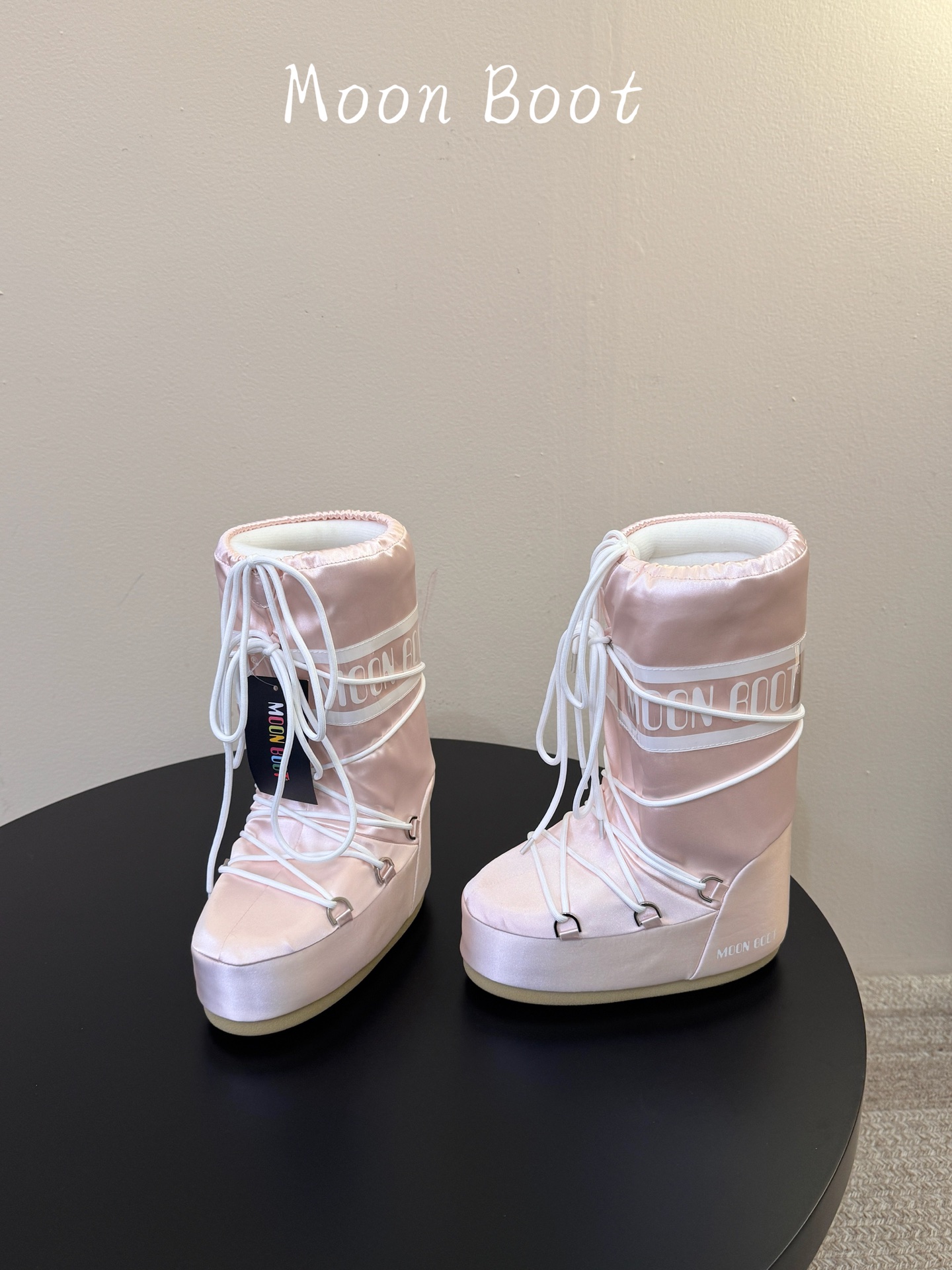 Moon Boot2026vs秋冬季爆款雪地靴系列…… 【情侣亲子月亮雪地靴】 忘了UGG吧,时髦人都在穿Moon B Moon Boot2026vs秋冬季爆款雪地靴系列…… 【情侣亲子月亮雪地靴】 忘了UGG吧,时髦人都在穿Moon B