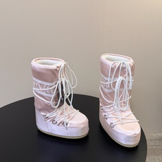 Moon Boot2026vs秋冬季爆款雪地靴系列…… 【情侣亲子月亮雪地靴】 忘了UGG吧,时髦人都在穿Moon B Moon Boot2026vs秋冬季爆款雪地靴系列…… 【情侣亲子月亮雪地靴】 忘了UGG吧,时髦人都在穿Moon B