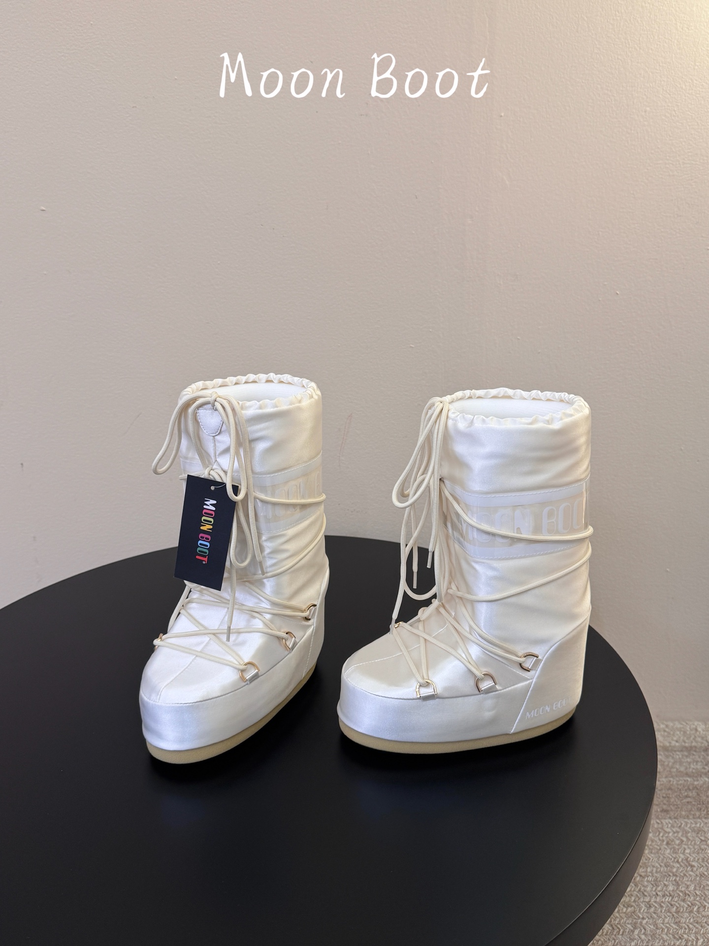 Moon Boot2026vs秋冬季爆款雪地靴系列…… 【情侣亲子月亮雪地靴】 忘了UGG吧,时髦人都在穿Moon B Moon Boot2026vs秋冬季爆款雪地靴系列…… 【情侣亲子月亮雪地靴】 忘了UGG吧,时髦人都在穿Moon B