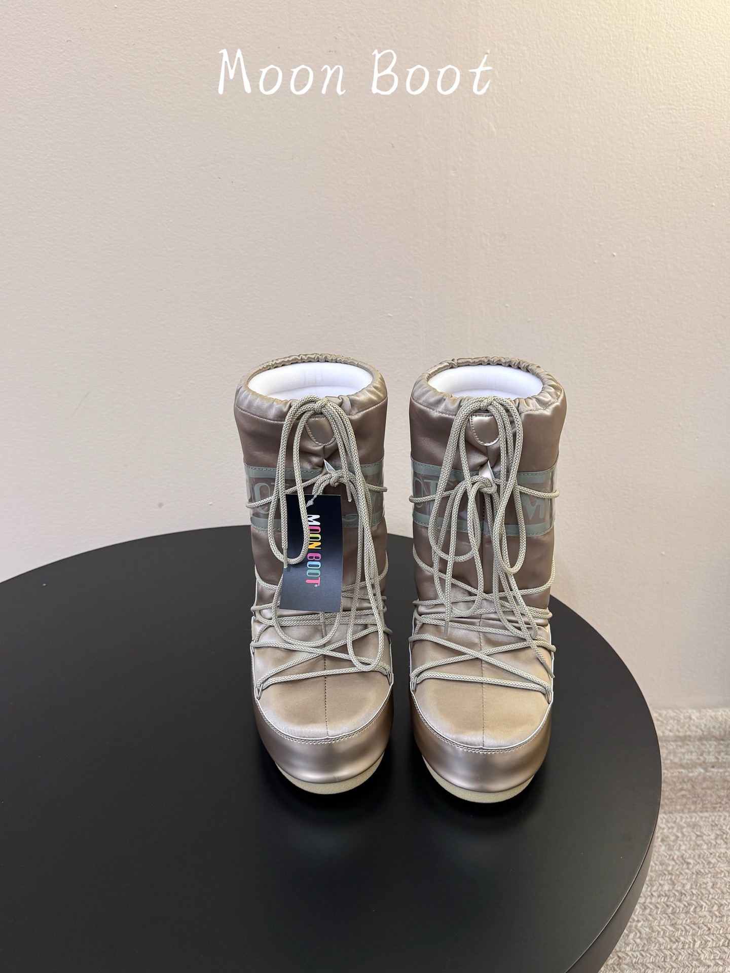 Moon Boot2026vs秋冬季爆款雪地靴系列…… 【情侣亲子月亮雪地靴】 忘了UGG吧,时髦人都在穿Moon B Moon Boot2026vs秋冬季爆款雪地靴系列…… 【情侣亲子月亮雪地靴】 忘了UGG吧,时髦人都在穿Moon B