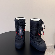 Moon Boot2026vs秋冬季爆款雪地靴系列…… 【情侣亲子月亮雪地靴】 忘了UGG吧,时髦人都在穿Moon B Moon Boot2026vs秋冬季爆款雪地靴系列…… 【情侣亲子月亮雪地靴】 忘了UGG吧,时髦人都在穿Moon B