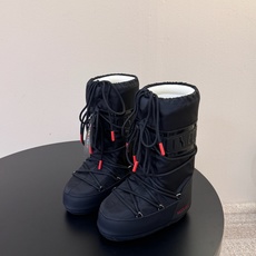 Moon Boot2026vs秋冬季爆款雪地靴系列…… 【情侣亲子月亮雪地靴】 忘了UGG吧,时髦人都在穿Moon B Moon Boot2026vs秋冬季爆款雪地靴系列…… 【情侣亲子月亮雪地靴】 忘了UGG吧,时髦人都在穿Moon B