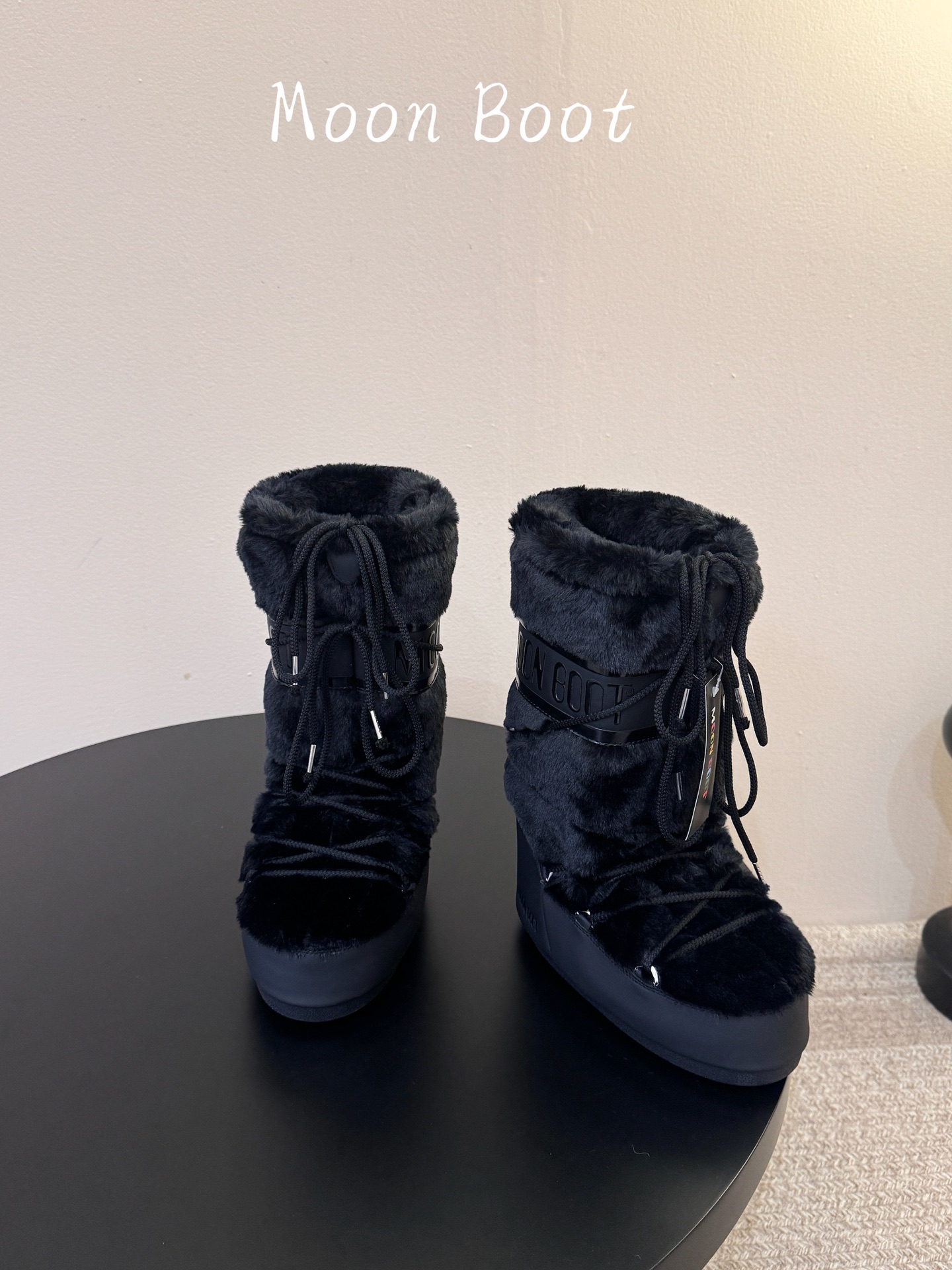 Moon Boot2026vs秋冬季爆款雪地靴系列…… 【情侣亲子月亮雪地靴】 忘了UGG吧,时髦人都在穿Moon B Moon Boot2026vs秋冬季爆款雪地靴系列…… 【情侣亲子月亮雪地靴】 忘了UGG吧,时髦人都在穿Moon B