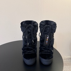 Moon Boot2026vs秋冬季爆款雪地靴系列…… 【情侣亲子月亮雪地靴】 忘了UGG吧,时髦人都在穿Moon B Moon Boot2026vs秋冬季爆款雪地靴系列…… 【情侣亲子月亮雪地靴】 忘了UGG吧,时髦人都在穿Moon B