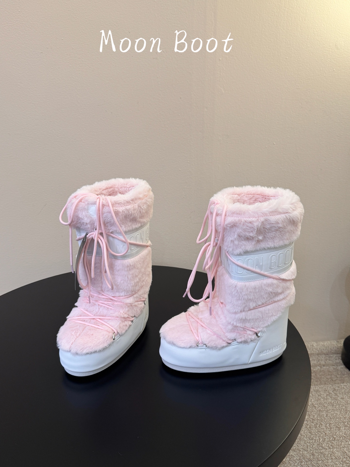 Moon Boot2026vs秋冬季爆款雪地靴系列…… 【情侣亲子月亮雪地靴】 忘了UGG吧,时髦人都在穿Moon B Moon Boot2026vs秋冬季爆款雪地靴系列…… 【情侣亲子月亮雪地靴】 忘了UGG吧,时髦人都在穿Moon B