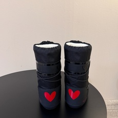 Moon Boot2026vs秋冬季爆款雪地靴系列…… 【情侣亲子月亮雪地靴】 忘了UGG吧,时髦人都在穿Moon B Moon Boot2026vs秋冬季爆款雪地靴系列…… 【情侣亲子月亮雪地靴】 忘了UGG吧,时髦人都在穿Moon B