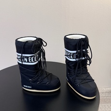 Moon Boot2026vs秋冬季爆款雪地靴系列…… 【情侣亲子月亮雪地靴】 忘了UGG吧,时髦人都在穿Moon B Moon Boot2026vs秋冬季爆款雪地靴系列…… 【情侣亲子月亮雪地靴】 忘了UGG吧,时髦人都在穿Moon B