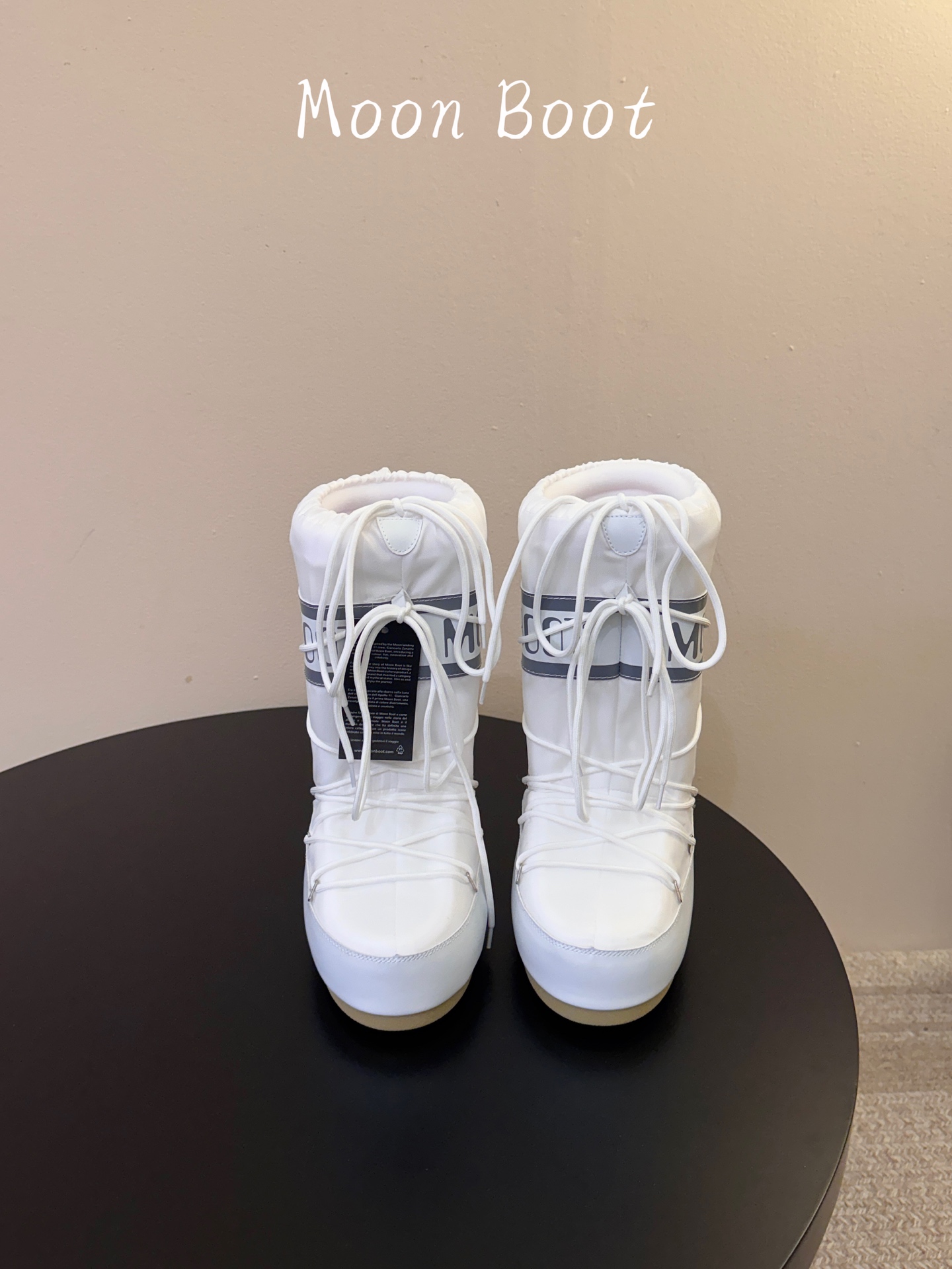 Moon Boot2026vs秋冬季爆款雪地靴系列…… 【情侣亲子月亮雪地靴】 忘了UGG吧,时髦人都在穿Moon B Moon Boot2026vs秋冬季爆款雪地靴系列…… 【情侣亲子月亮雪地靴】 忘了UGG吧,时髦人都在穿Moon B