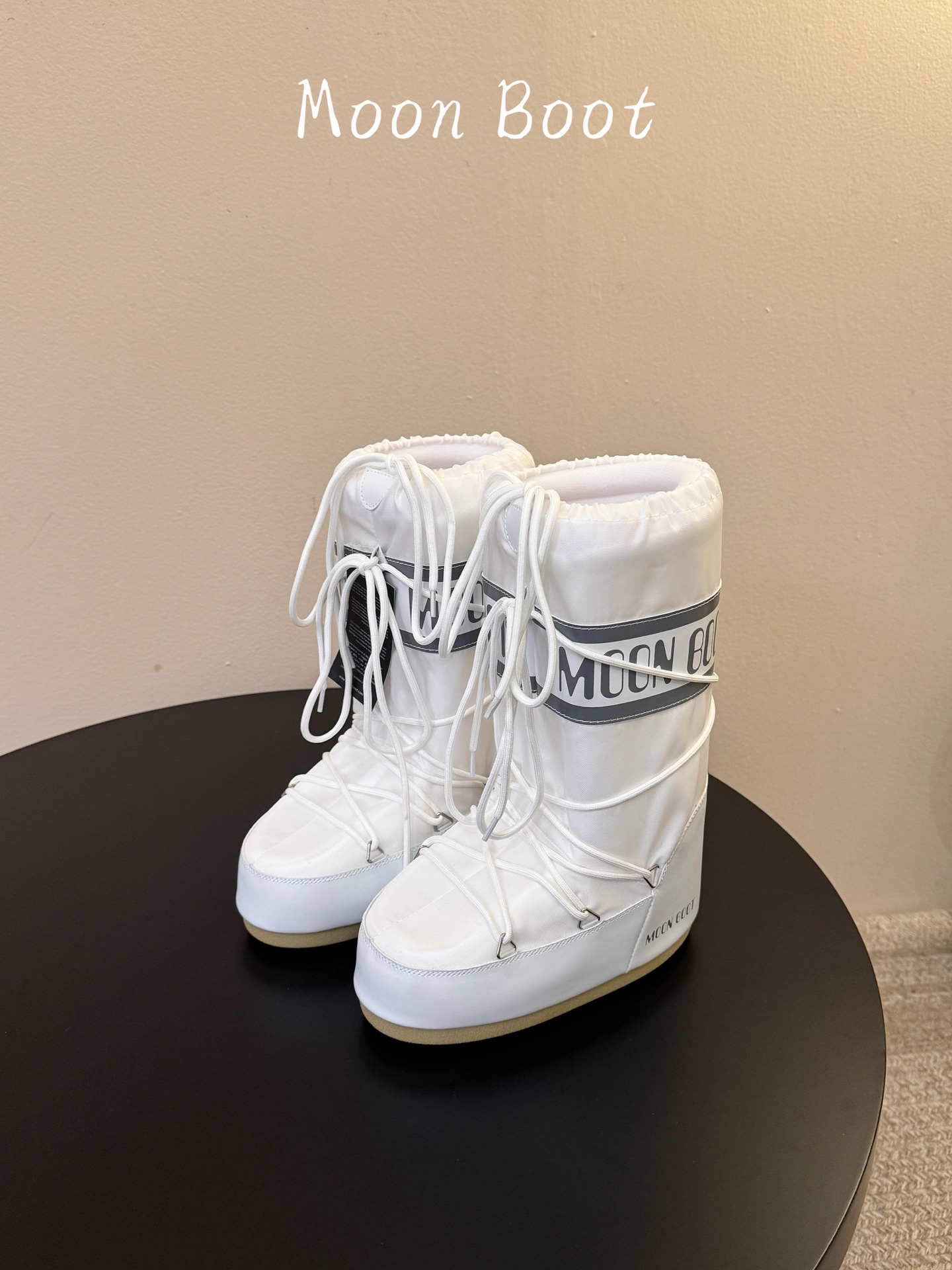 Moon Boot2026vs秋冬季爆款雪地靴系列…… 【情侣亲子月亮雪地靴】 忘了UGG吧,时髦人都在穿Moon B Moon Boot2026vs秋冬季爆款雪地靴系列…… 【情侣亲子月亮雪地靴】 忘了UGG吧,时髦人都在穿Moon B