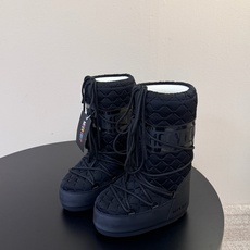Moon Boot2026vs秋冬季爆款雪地靴系列…… 【情侣亲子月亮雪地靴】 忘了UGG吧,时髦人都在穿Moon B Moon Boot2026vs秋冬季爆款雪地靴系列…… 【情侣亲子月亮雪地靴】 忘了UGG吧,时髦人都在穿Moon B