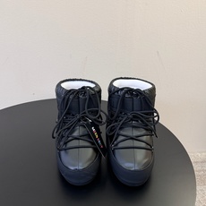 Moon Boot2026vs秋冬季爆款雪地靴系列…… 【情侣亲子月亮雪地靴】 忘了UGG吧,时髦人都在穿Moon B Moon Boot2026vs秋冬季爆款雪地靴系列…… 【情侣亲子月亮雪地靴】 忘了UGG吧,时髦人都在穿Moon B