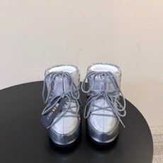 Moon Boot2026vs秋冬季爆款雪地靴系列…… 【情侣亲子月亮雪地靴】 忘了UGG吧,时髦人都在穿Moon B Moon Boot2026vs秋冬季爆款雪地靴系列…… 【情侣亲子月亮雪地靴】 忘了UGG吧,时髦人都在穿Moon B