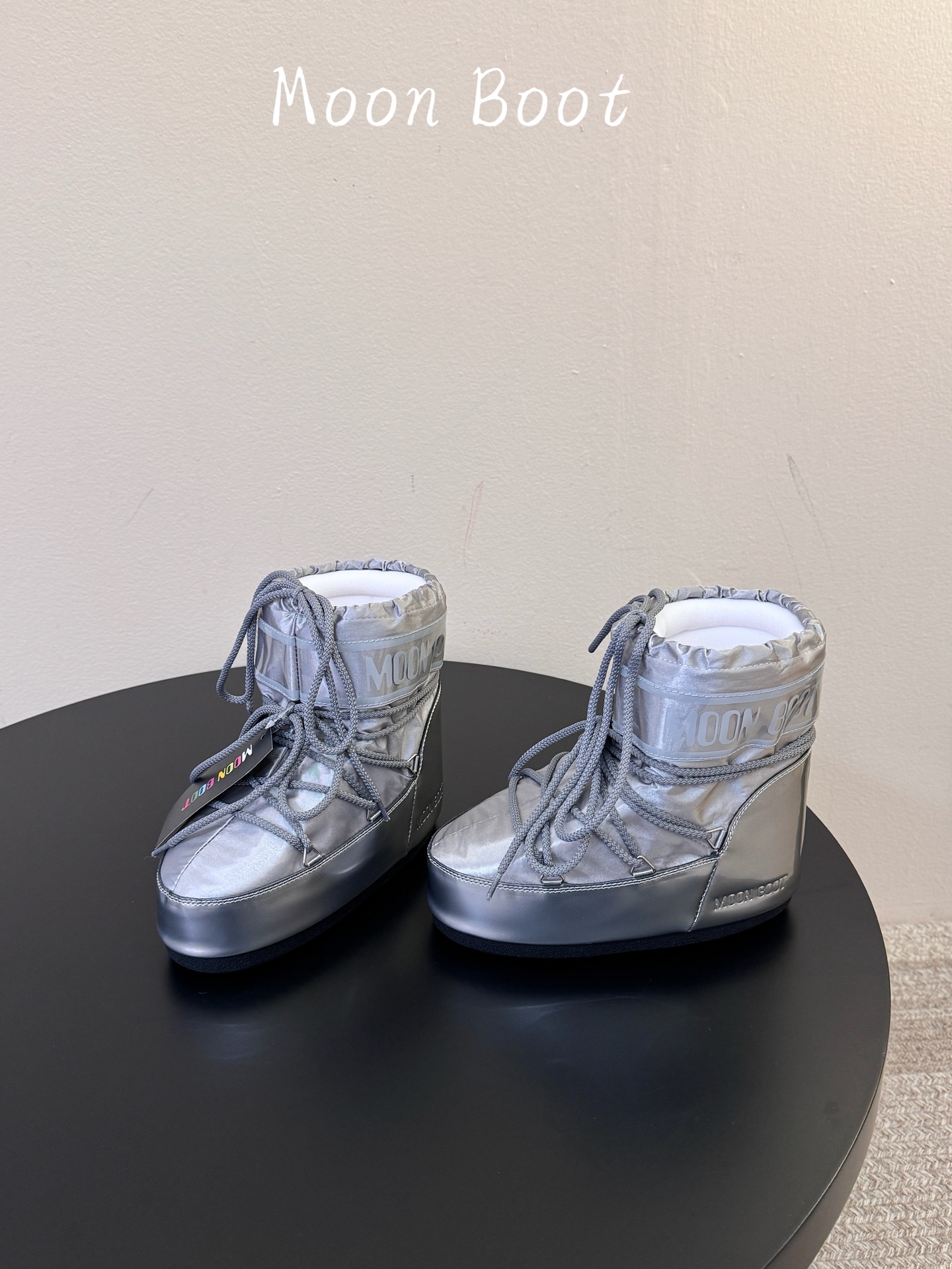 Moon Boot2026vs秋冬季爆款雪地靴系列…… 【情侣亲子月亮雪地靴】 忘了UGG吧,时髦人都在穿Moon B Moon Boot2026vs秋冬季爆款雪地靴系列…… 【情侣亲子月亮雪地靴】 忘了UGG吧,时髦人都在穿Moon B